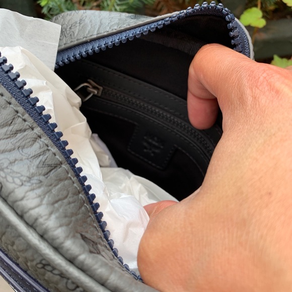 SOLD⛔️(UNISEX) Auth. MCM viseto Logo diamond zip Crosb - Picture 11 of 15